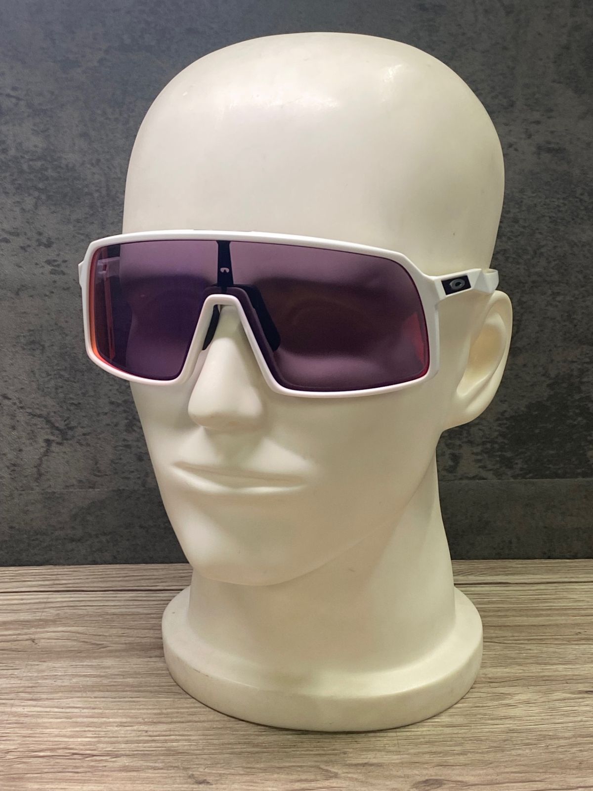 OAKLEY SUTROに限定カラー「SHIFT SPIN」コレクションが登場