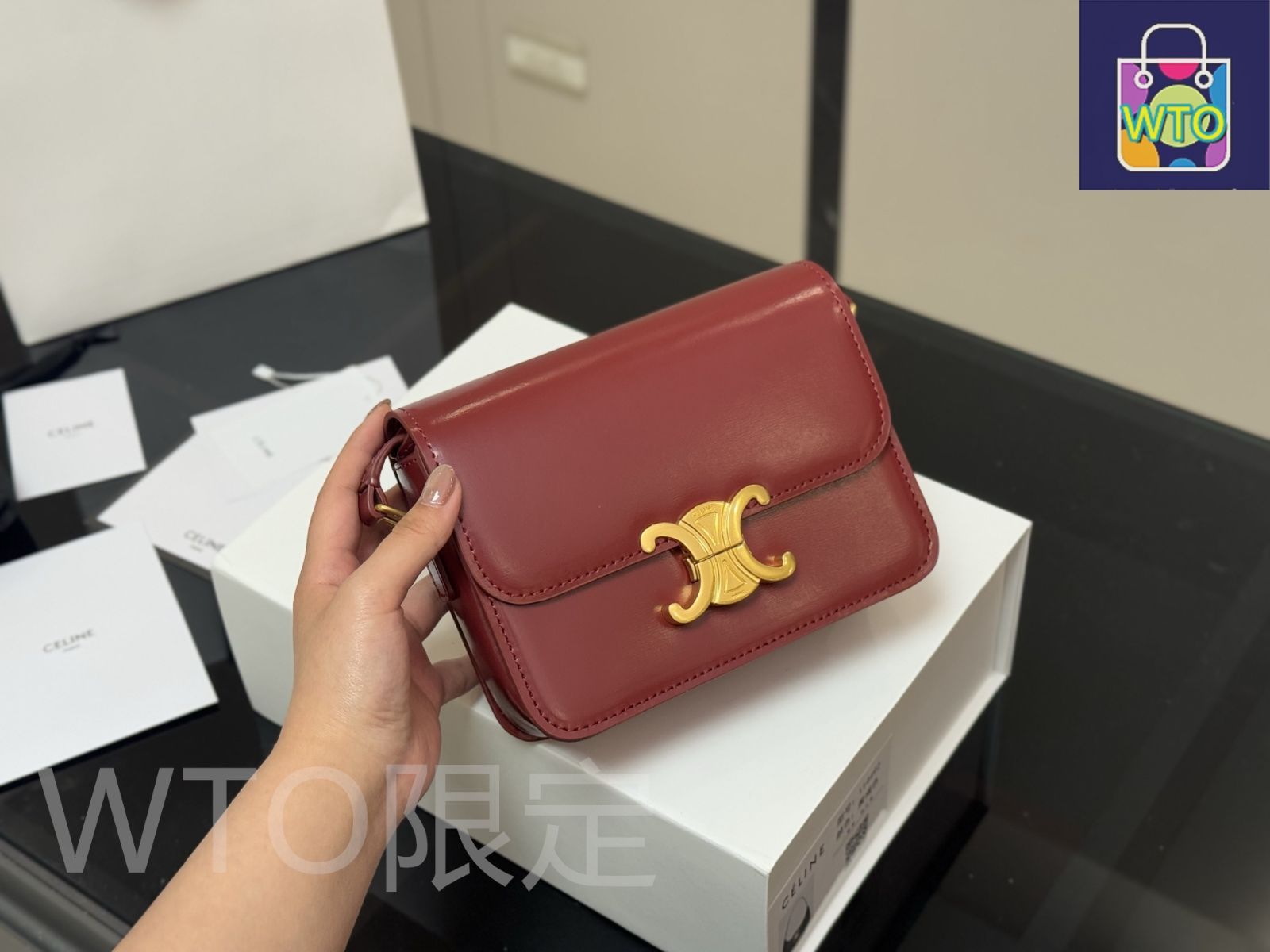 ★ CELINE セリーヌトリオンフ グローブ 関税送料込 国内配送 ★ 今日特価】Celine セリーヌ トリオンフ 高級感に溢れる牛皮製