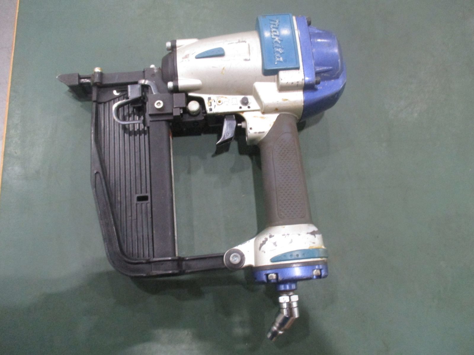 中古品 □ makita 常圧フロアタッカ AT1150B □ D □ ITMKP1PMJ284