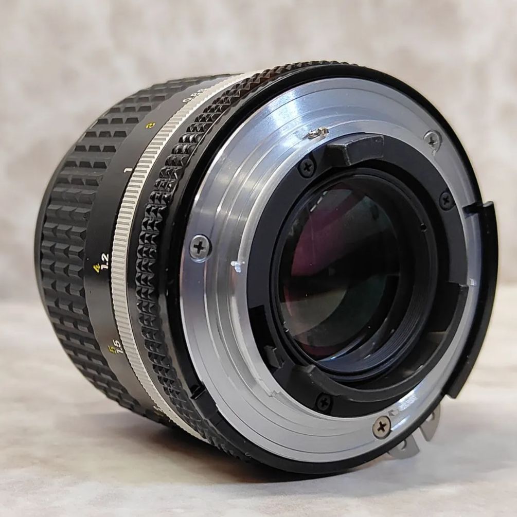 Nikon Ai NIKKOR 85mm F2 単焦点 中望遠レンズ Fマウント