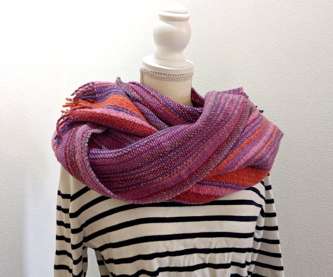 安心のメルカリ便】暖かいウール製の小さめハンドメイドマフラー  