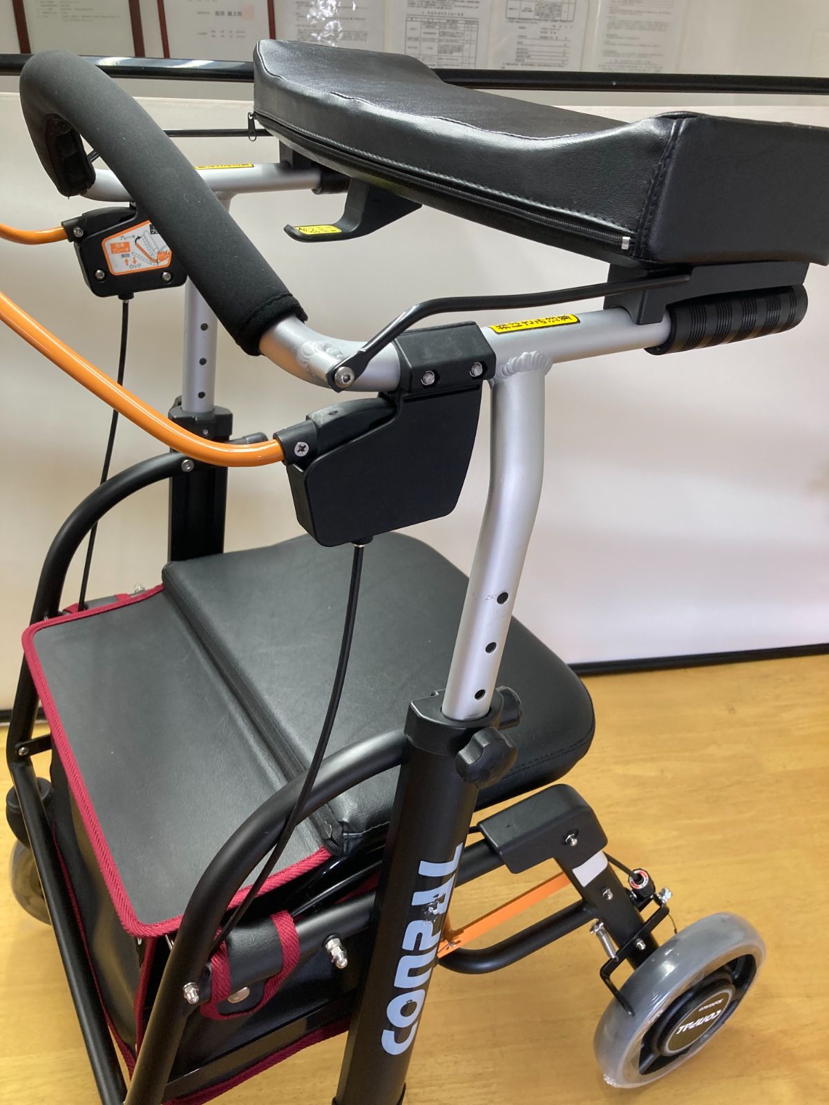 抑速ブレーキ付前腕支持型歩行車