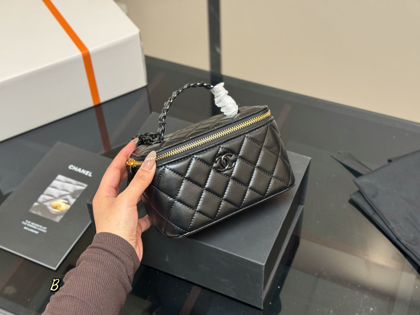 CHANEL ブラック レザー メイクアップケース 今日特価】Chanel Makeup Case シャネル ハンドル メイクアップ