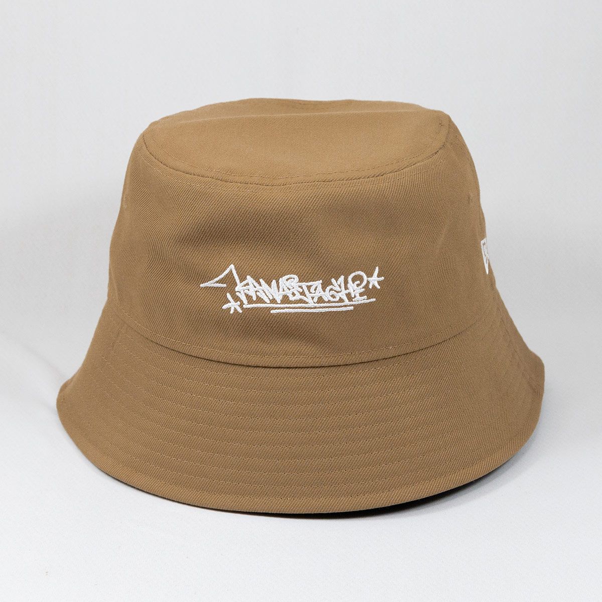 M/L バケット01 セーラーブリム かまいたち グラフィティロゴ カーキ かまいたち× ニューエラ】バケット01 セーラーブリム KAMAITACHI