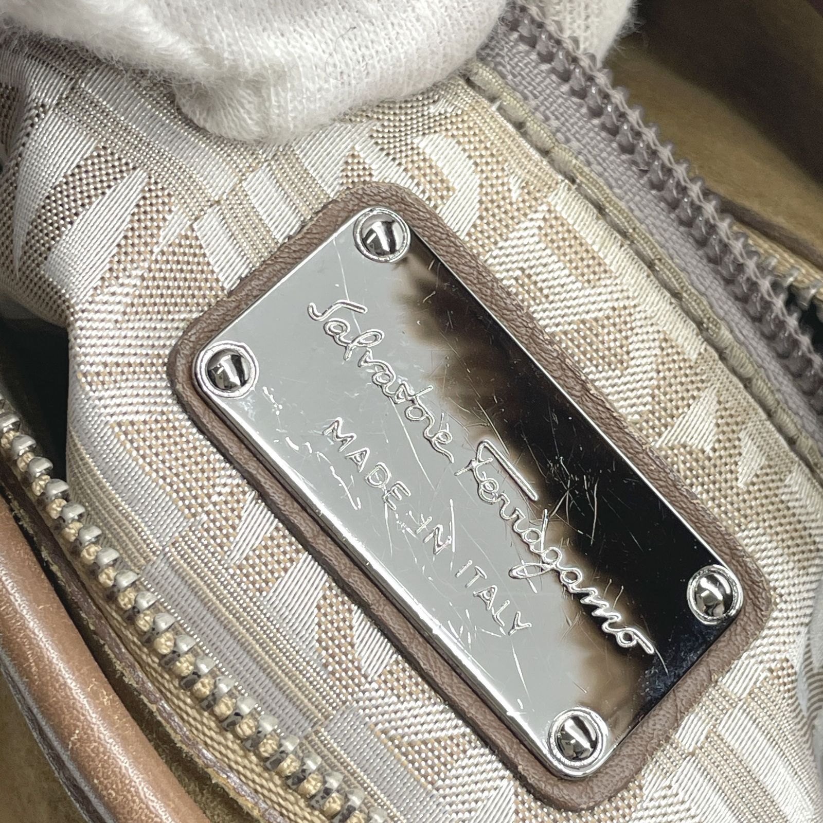 フェラガモハンドバッグ　ベージュ スエード リアルファー付き Ferragamo ベージュ ブラウン ミンクファー スエード ハンドバッグ