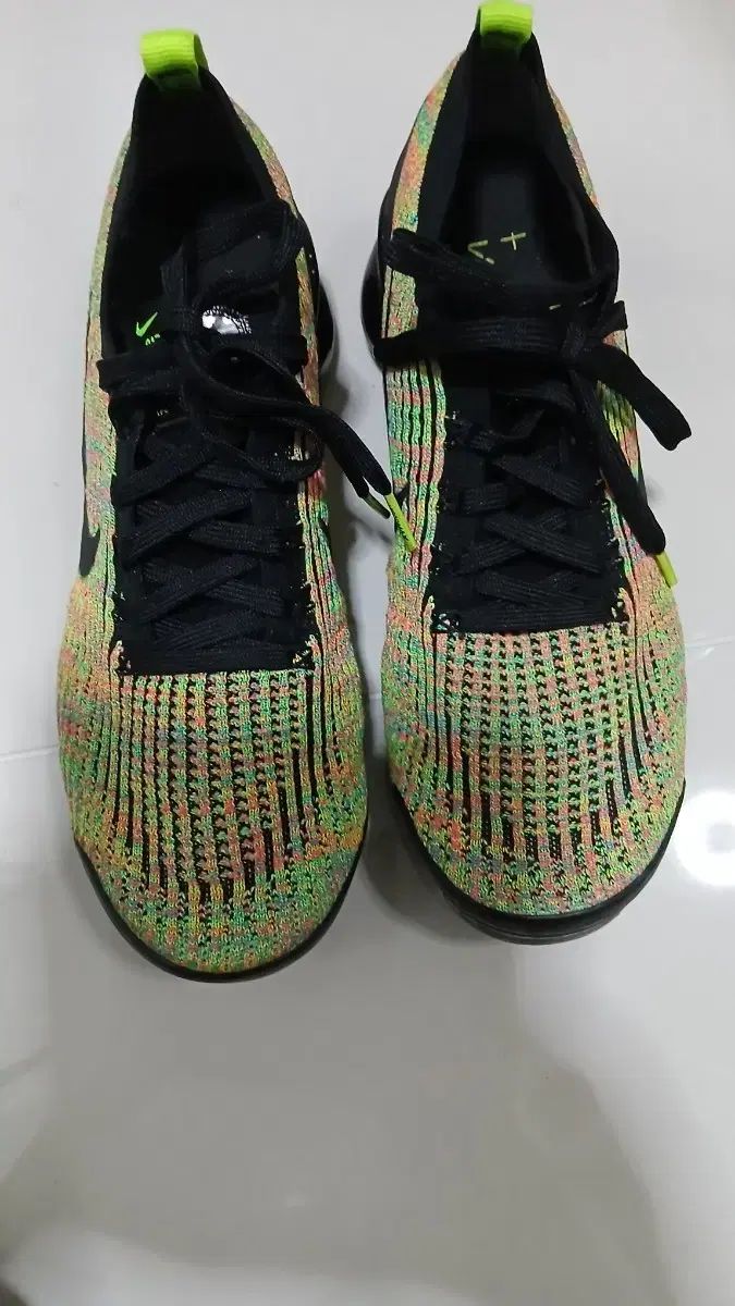 ナイキ VaporMax Flyknit マルチカラー スニーカー