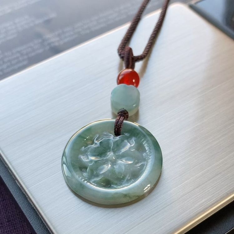 希少色 茶 翡翠 鹿 の彫刻 ペンダント 約6cm 翡翠 天然石 翡翠ネックレス 翡翠ペンダント ネックレス