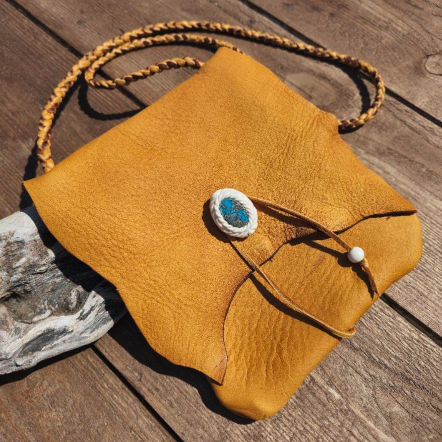 鹿革のメディスンポーチ ペルシアンターコイズの鹿角コンチョ