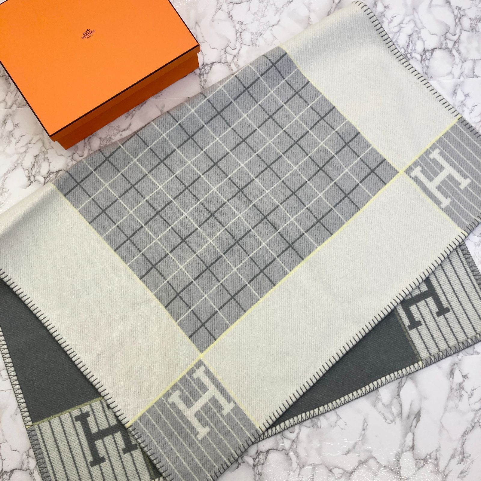 美品 HERMES エルメス  プレード アヴァロン  カブリオル Avalon ブランケット グレー ホワイト イエロー ウール カシミヤ ひざ掛け H柄 PAWNSHOPRiZ  パウンショップリズ