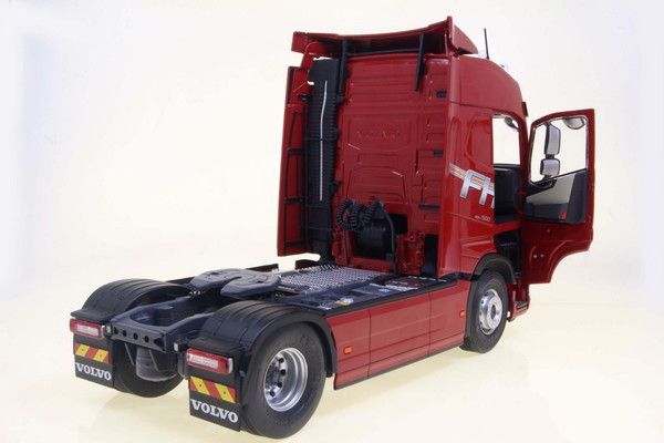 新品 SOLIDO 1/24 ボルボ FH グローブトロッター XL 25Years Edition 2023 (レッド) 完成品ダイキャストミニカー S2400104 [佐川急便]