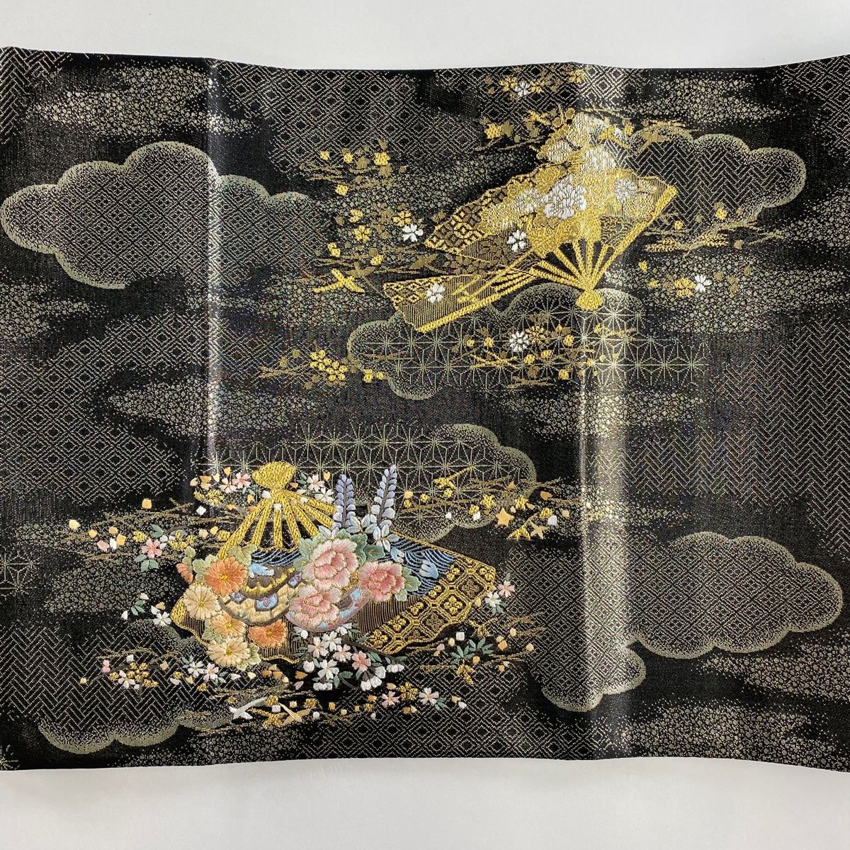美品】 袋帯 秀品 やまと 御所車 草花 刺繍 金銀糸 黒 お太鼓柄 正絹
