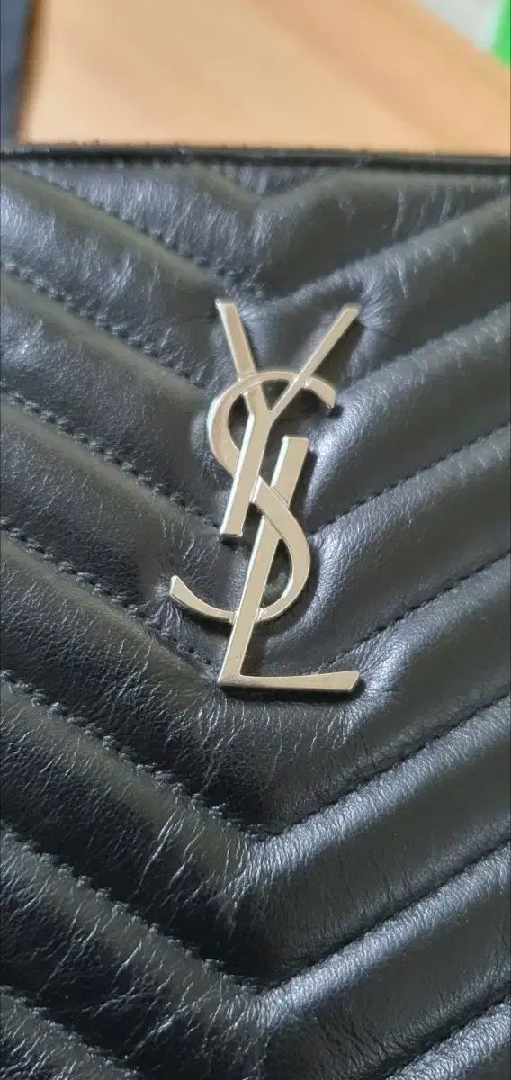 YSL シルバー クラッチバッグ YVES SAINT LAURENT(イヴ・サンローラン) New Medium シルバー