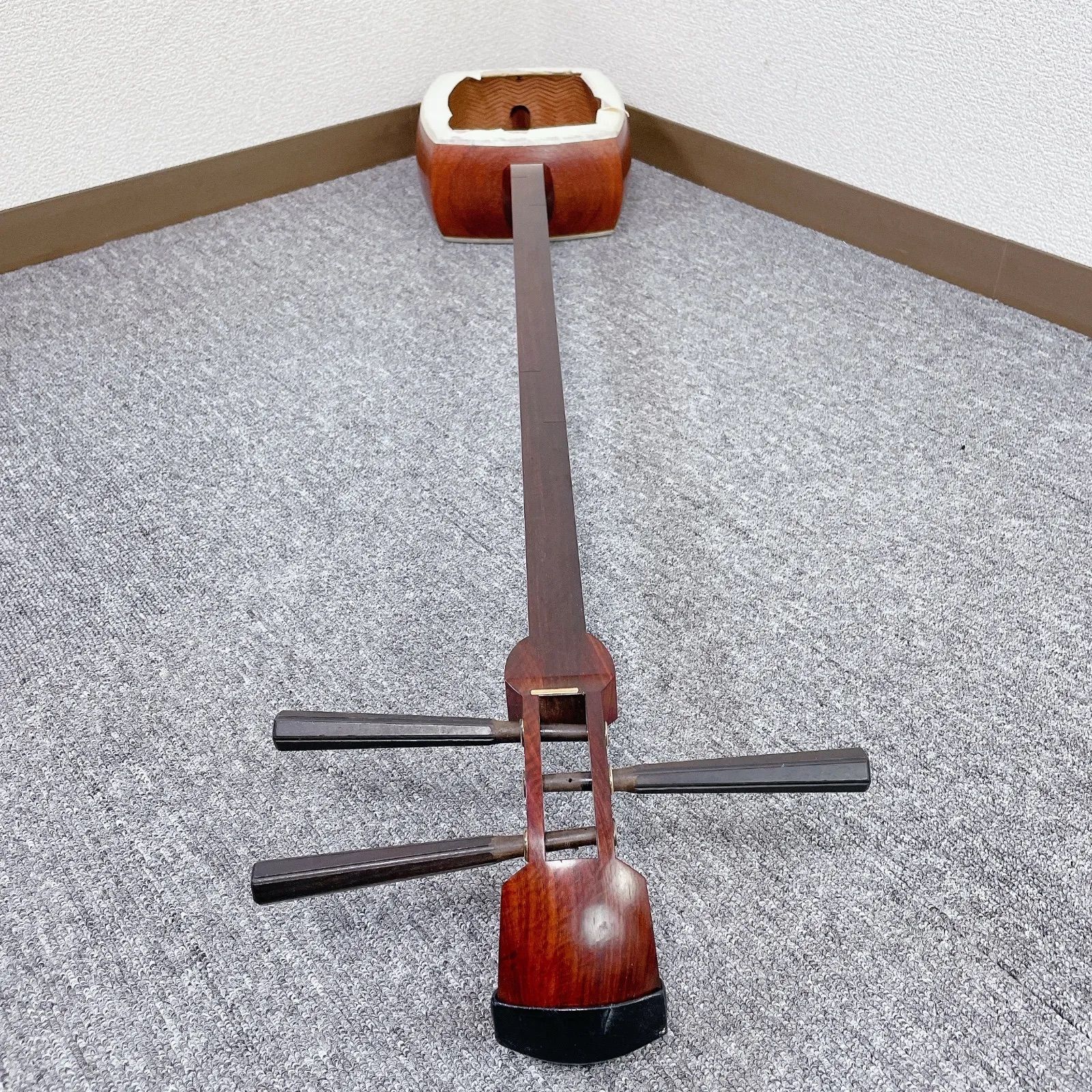 三味線 細棹 段違い二本溝 トチ紅木 子持ち綾杉彫り胴