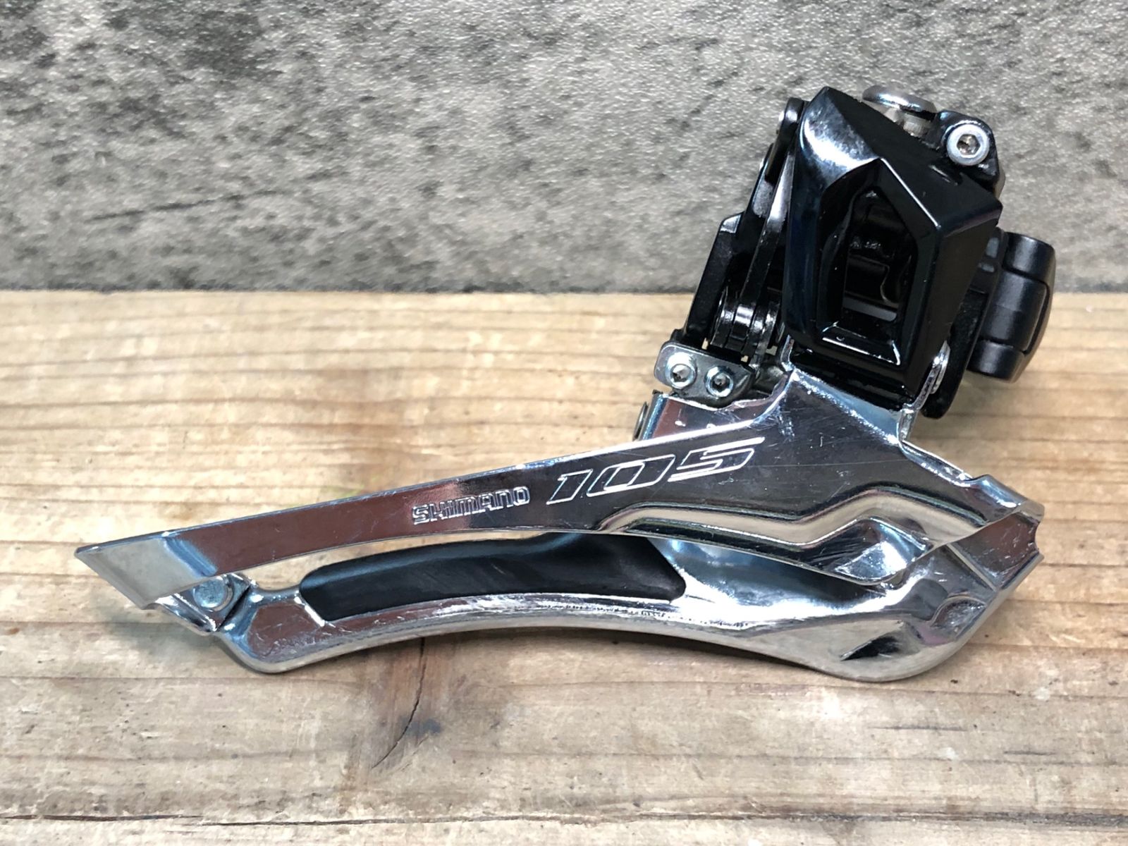Shimano 105 フロントディレイラー SHIMANO 105 Di2 フロントディレーラー 2x12スピード