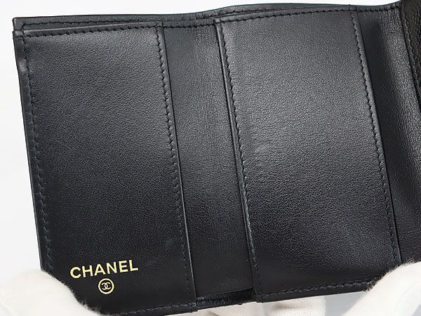 【超美品】シャネル　CHANEL　ボーイシャネル　キャビアスキン　スモール フラップ ウォレット　三つ折り財布　コンパクト財布　ミニウォレット　ブラック アンティークゴールド金具　グレインドカーフスキン　A84432