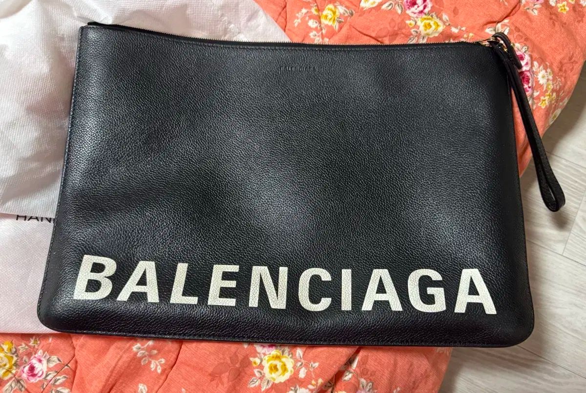 BALENCIAGA バレンシアガ クラッチバッグ M レザー クリップ ロゴ