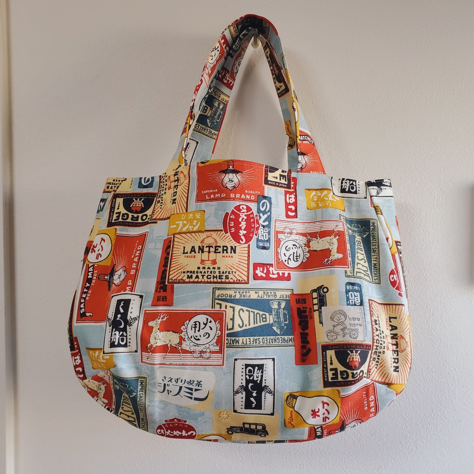 ハンドメイド 普段使いのマチたっぷりラウンドトートバッグ 昭和レトロな看板柄