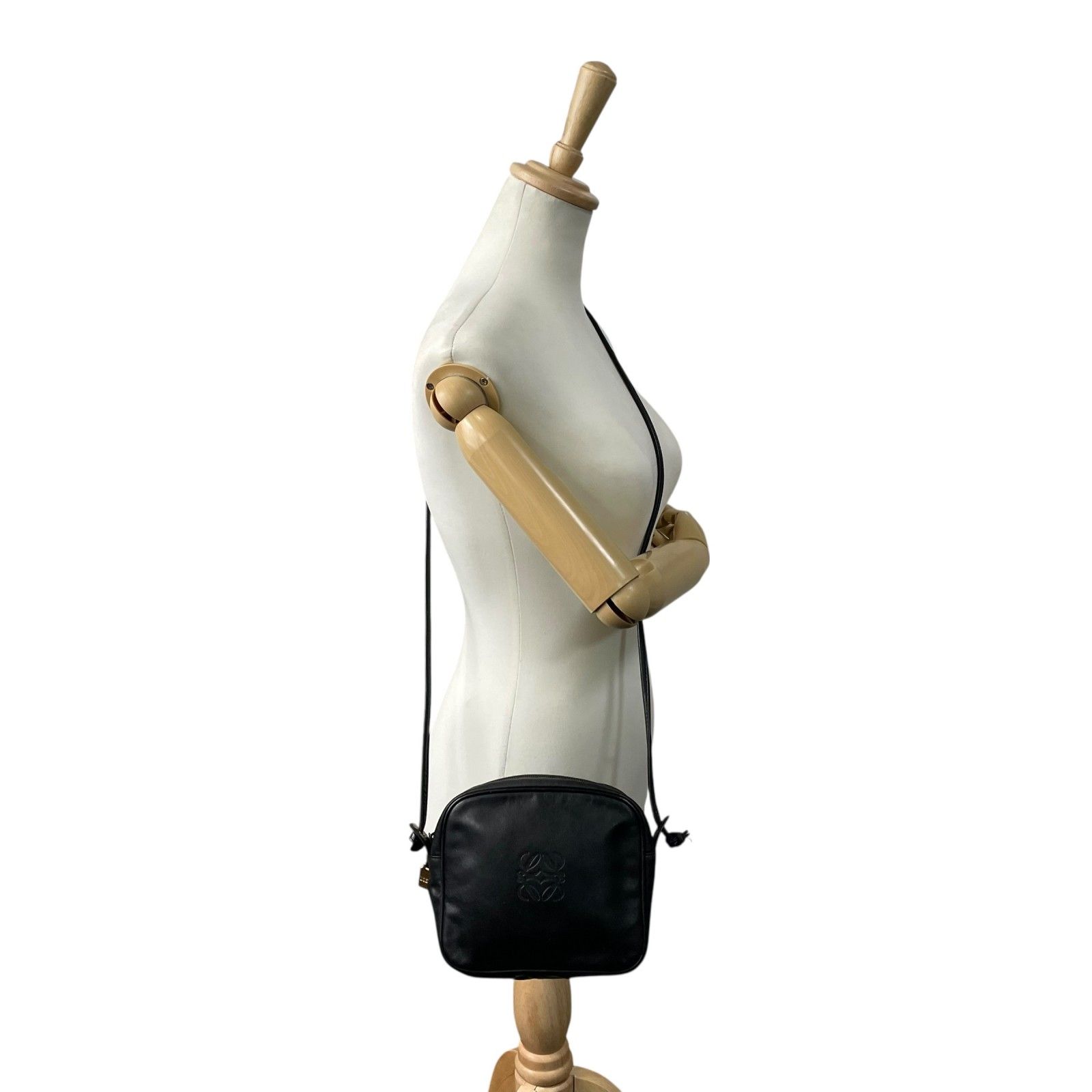 【美品】LOEWE アナグラム　ロエベ ショルダーバッグ ポシェット ブラック LOEWE 極 美品 希少品 ロエベ アナグラム ロゴ レザー 本革