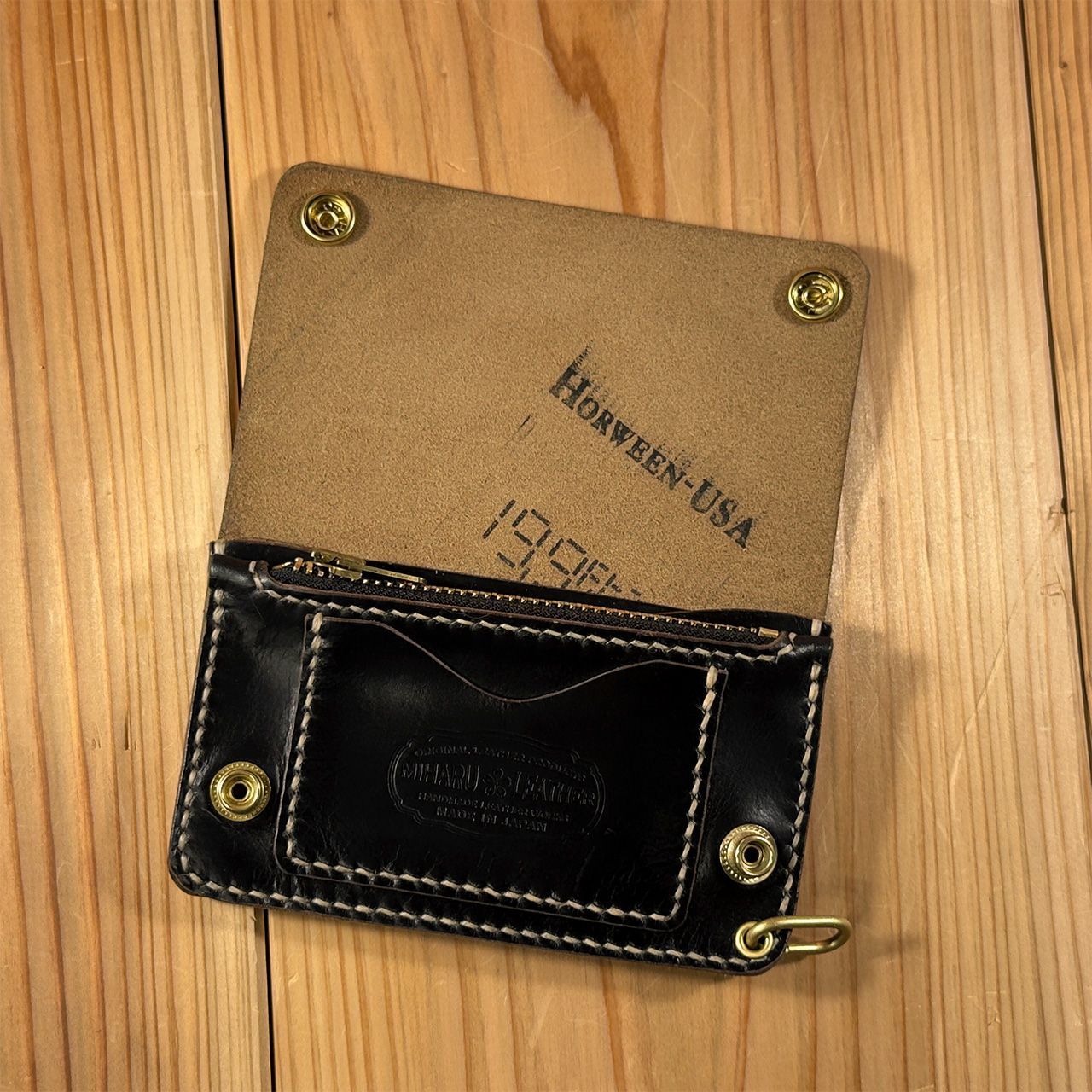 クロムエクセル・ブラック茶芯｜ミドルトラッカーウォレット – Horween