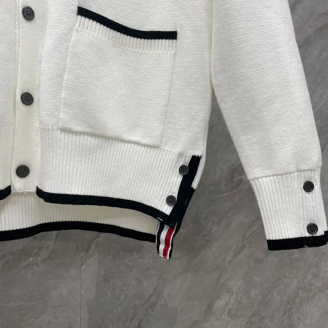 最新モデル トムブラウン Thom Browne カーディガン トリコロール 白 三越伊勢丹 | THOM BROWNE/トムブラウン_women 通販 | 4 BAR V