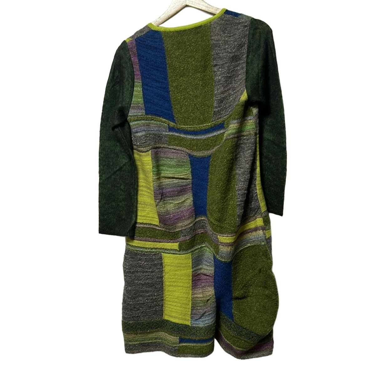 エムアンドキョウコ ワンピース サイズ1 S レディース - カーキ×ダークグリーン×マルチ クルーネック 長袖 ひざ丈 ニット