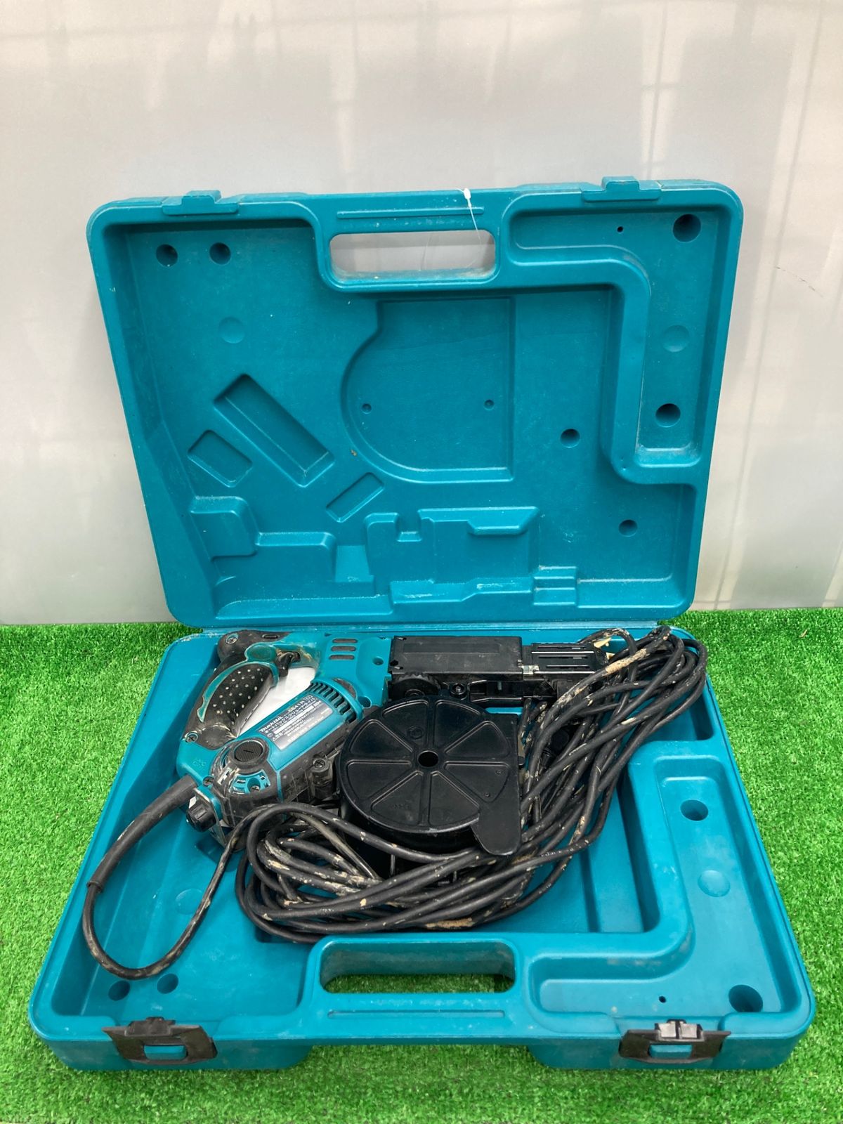 【中古品】【0922】makita(マキタ) 41㎜ 100vオートパックスクリュードライバ 正逆転両用 6841R　ITEFTZ26MGBS