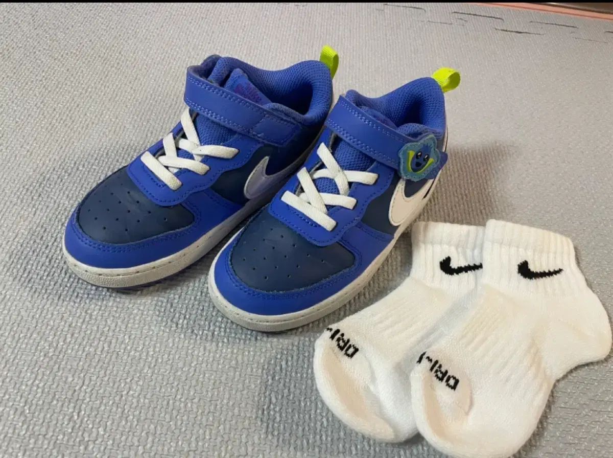 最安値，安い NIKE(ナイキ) キッズ コトレガシー ロー 160 ＋ ドライフィットソックス その他