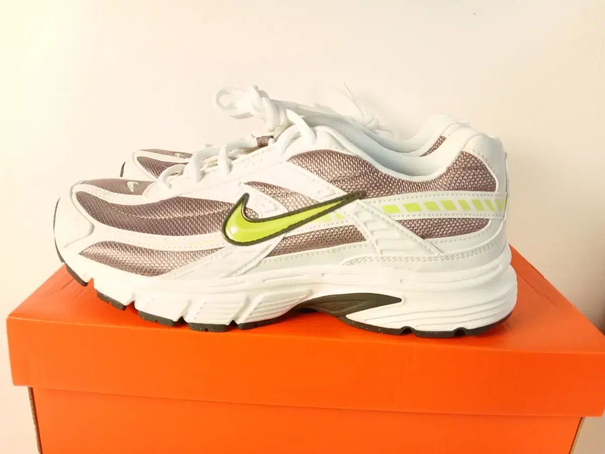 ナイキ スニーカー 白 ブラウン 蛍光