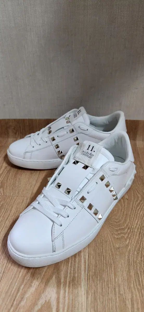 【雷市場（ポンジャン）商品韓国直送】（ 40 5 ／ 260 1) シングルユース バレンチノシューズ ロックスタッズ スニーカーズ カジュアルスニーカー