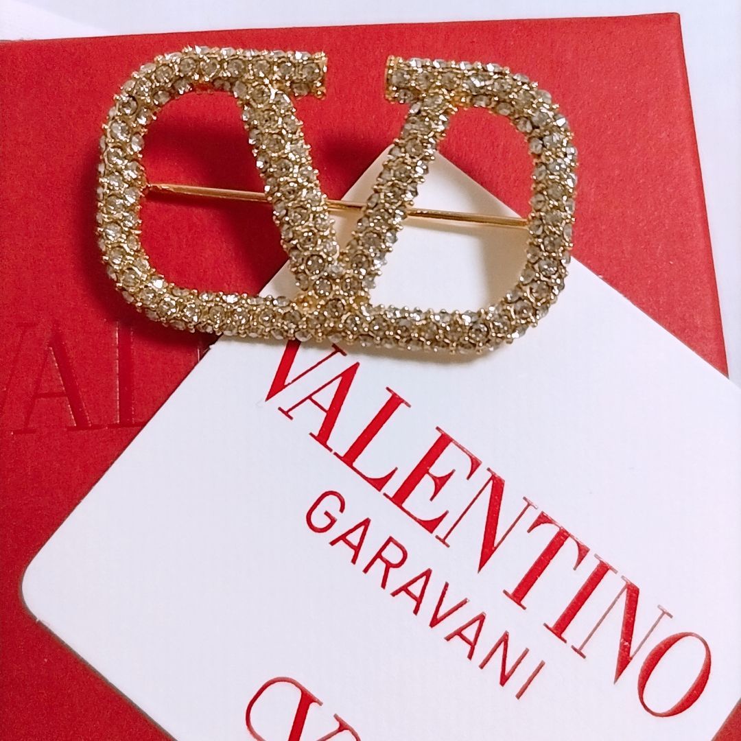 VALENTINO Vロゴ シグネチャー メタル ブローチ VALENTINO Vロゴ シグネチャー メタル ブローチ