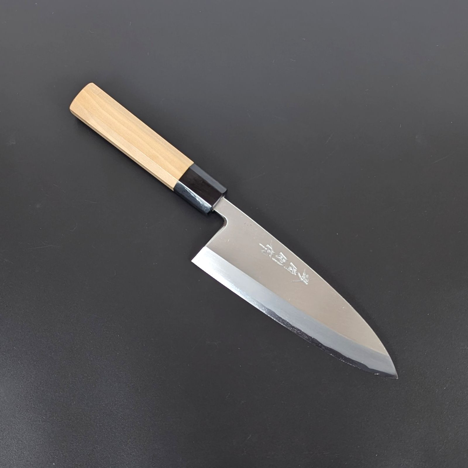包丁 霞 仕上げ おすすめ 山塚刃物 銀三 霞仕上げ 出刃170mm 朴八角柄
