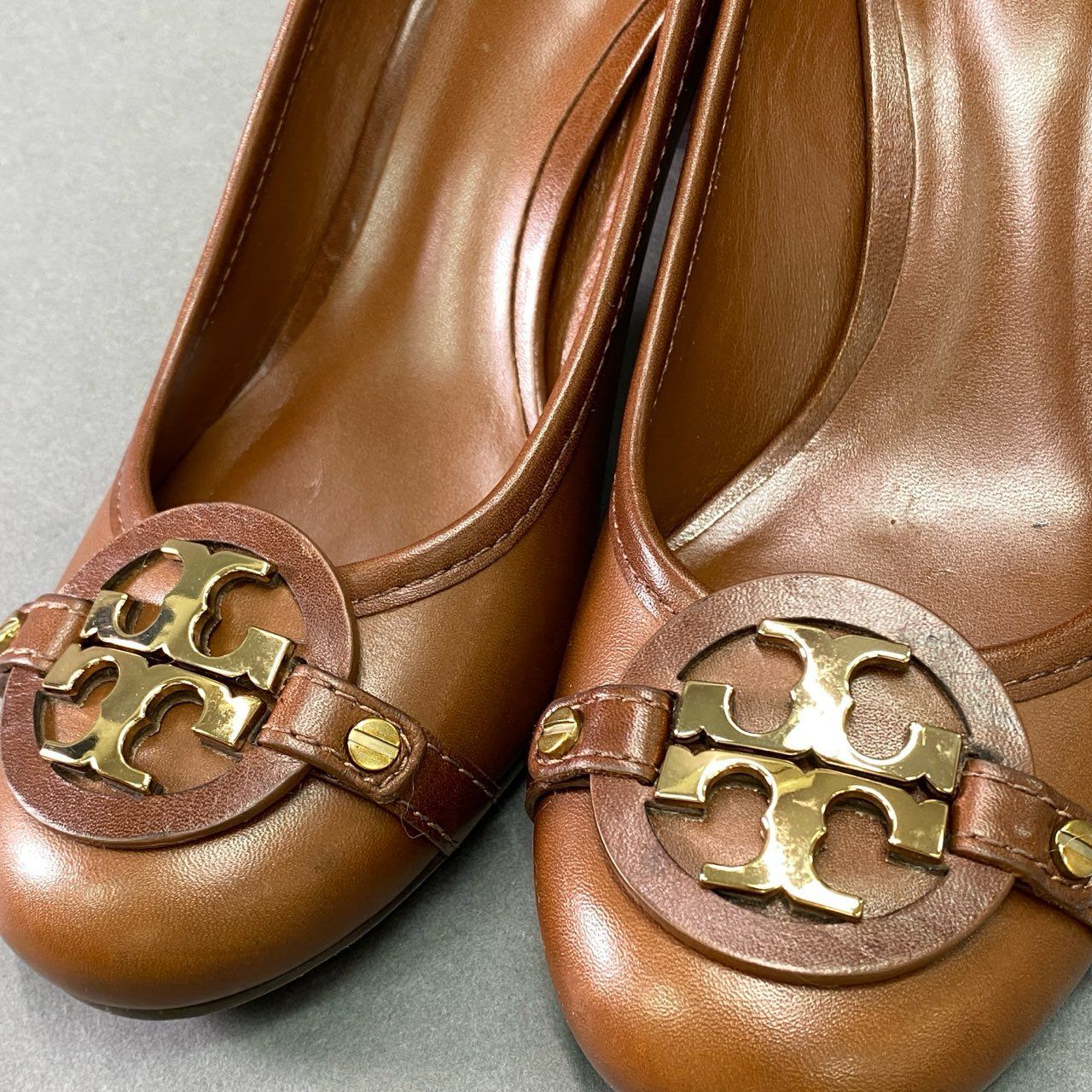 トリーバーチ パンプス 2k9 《美品》 TORY BURCH トリーバーチ ALMOND フロントロゴ