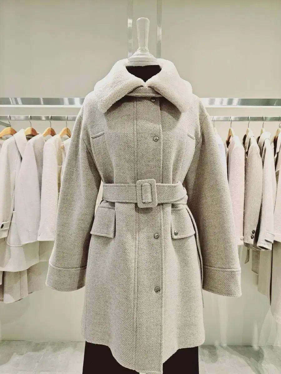 オンアンドオン ON-ON シープスキンファー カラ—ベルト付き ヘリンボーン コート 新 商品