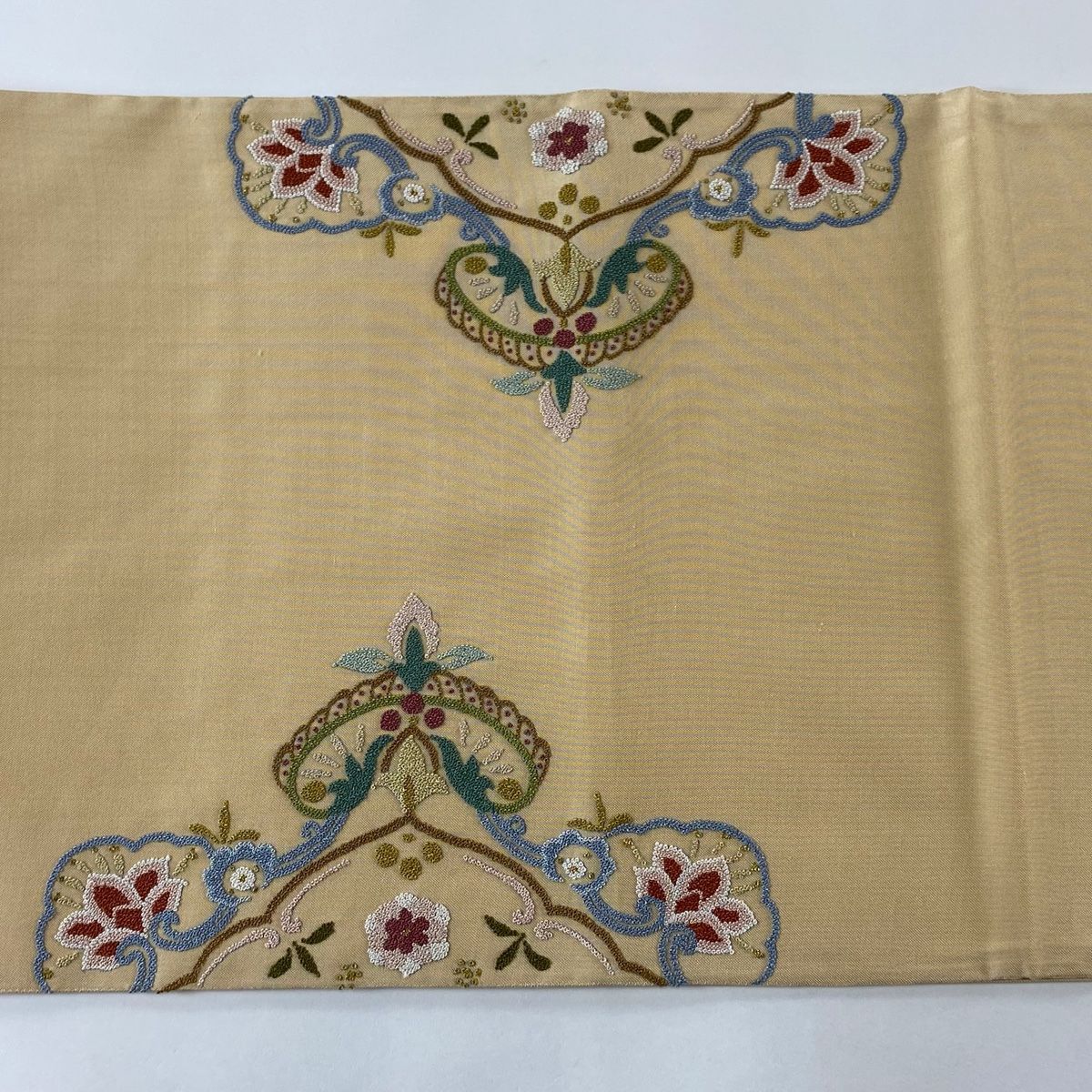 袋帯 逸品 華文 草花 相良刺繍 金糸 ベージュ お太鼓柄 正絹