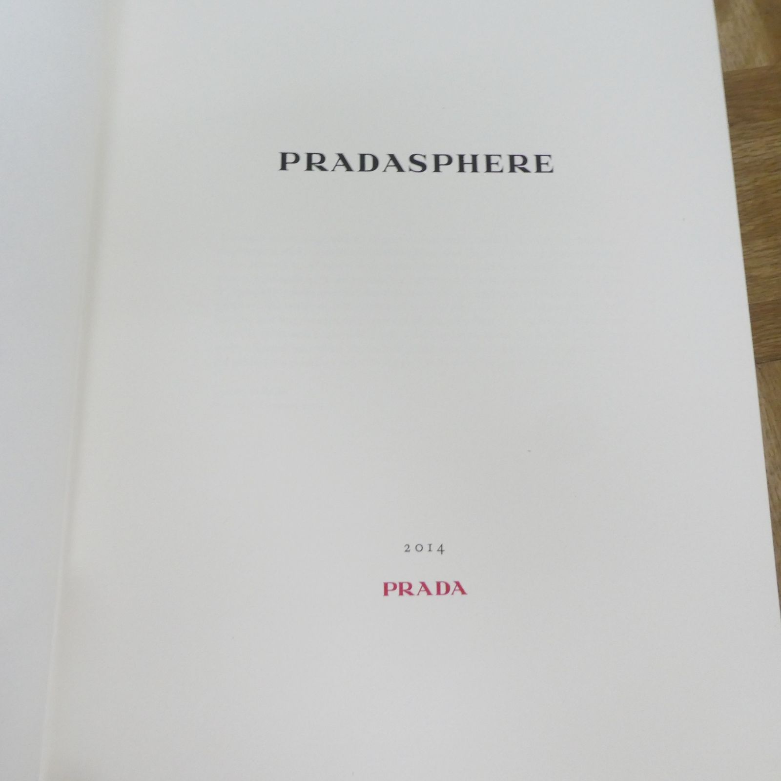 Q896【希少】プラダ プラダスフィア 2014年 展覧会 Pradasphere ハードカバー仕様 中古 /30 Prada Group プラダの歴史を一挙に堪能、上海で開催中の『PRADASPHERE Notes Stylist of