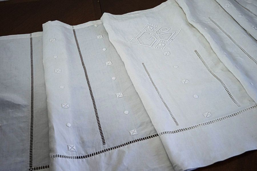 アールデコのホワイトワーク刺繍&CGのモノグラム刺繍のドラ ベッドリネン gli-0382