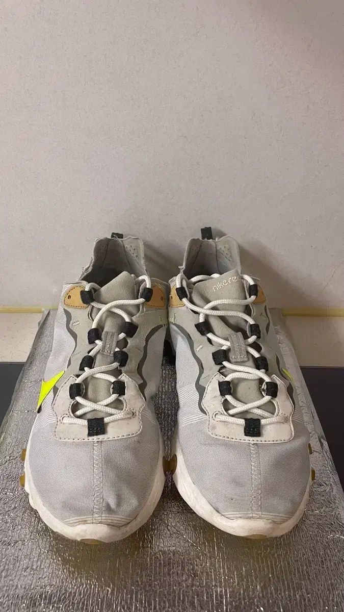 ナイキ リアクト スニーカー グレー 黄色