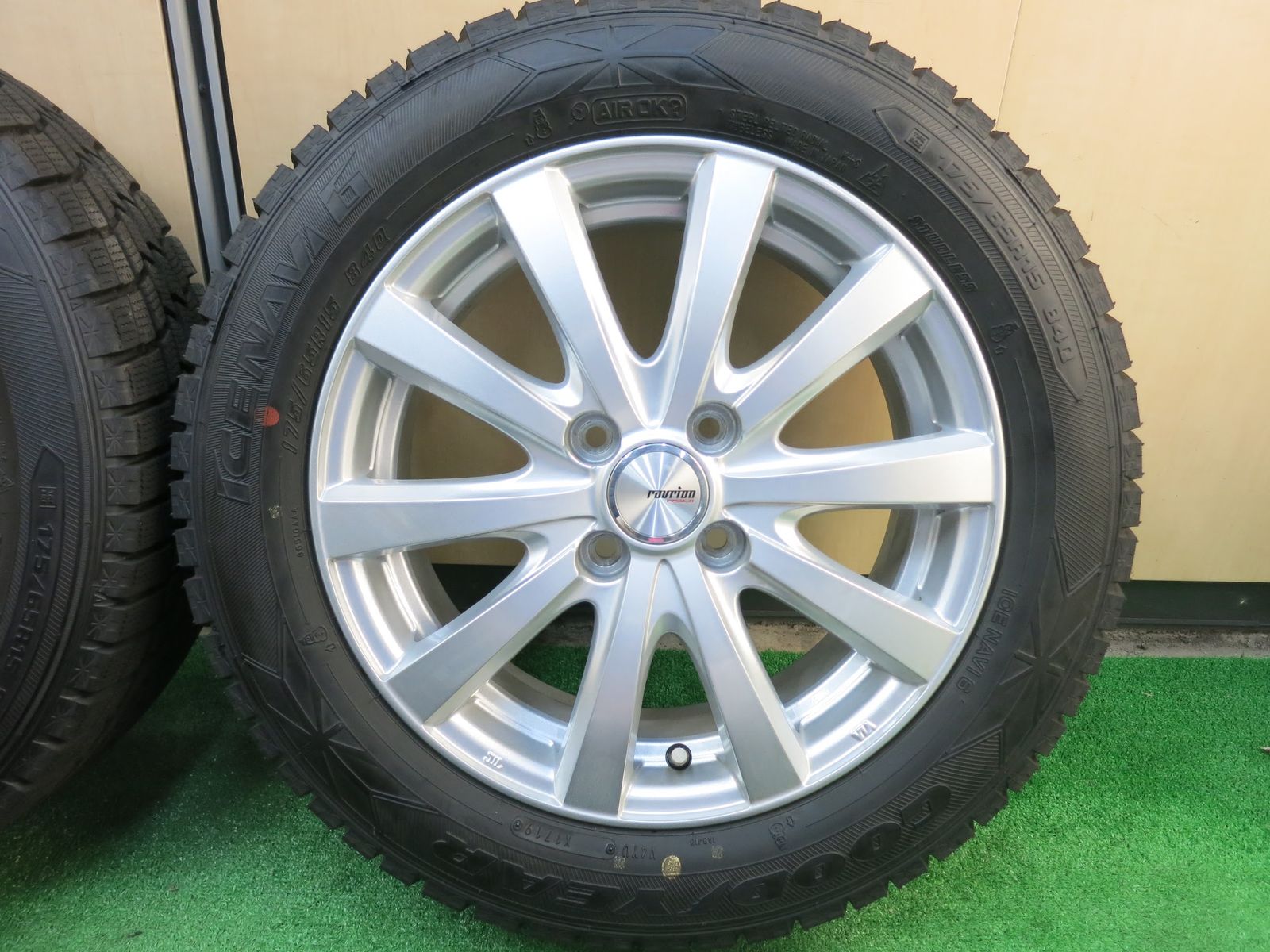 送料無料]超バリ溝！19年！キレイ！ほぼ10分☆スタッドレス 175/65R15