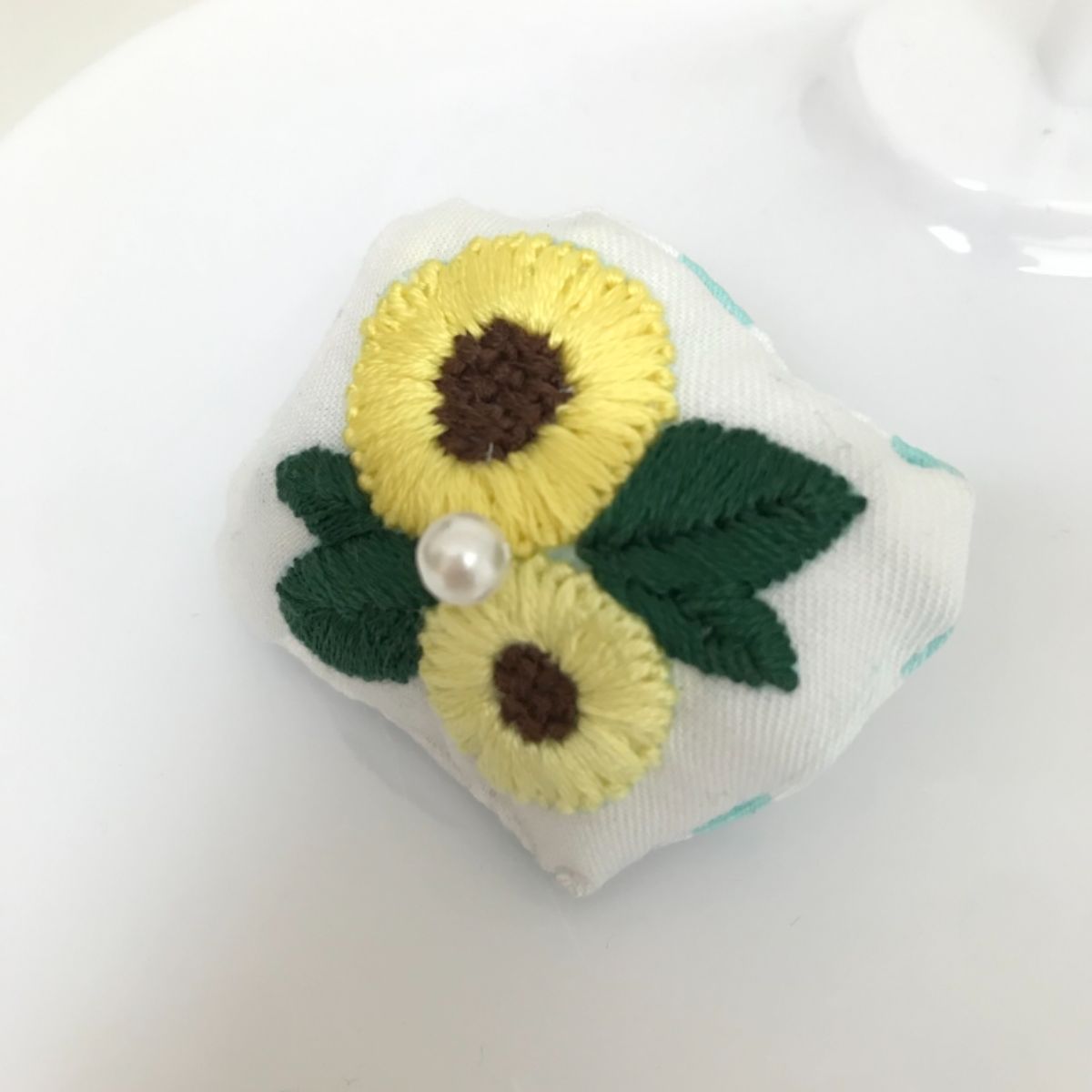 ハンドメイド 夏♡ひまわり刺繍のふわふわブローチ 手刺繍 刺繍