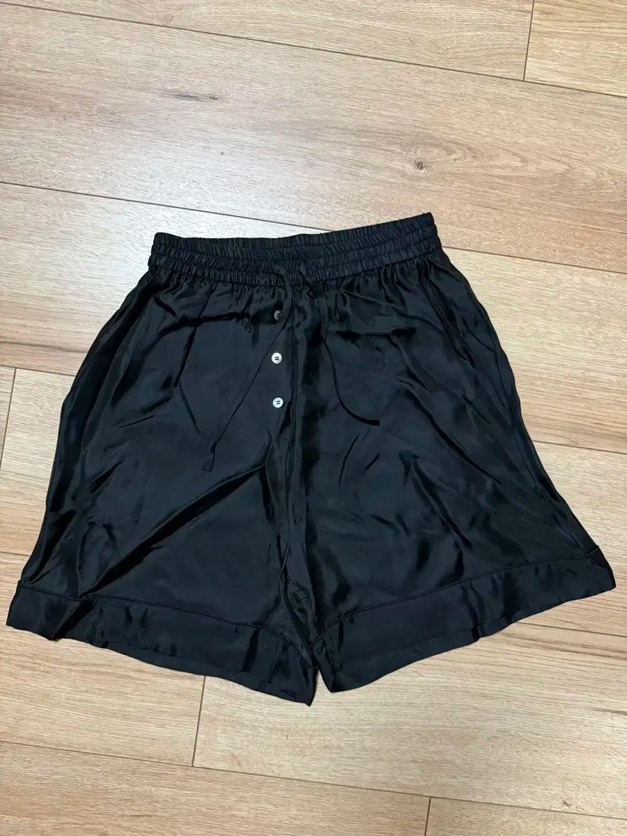 Standalone 黒 ショートパンツ