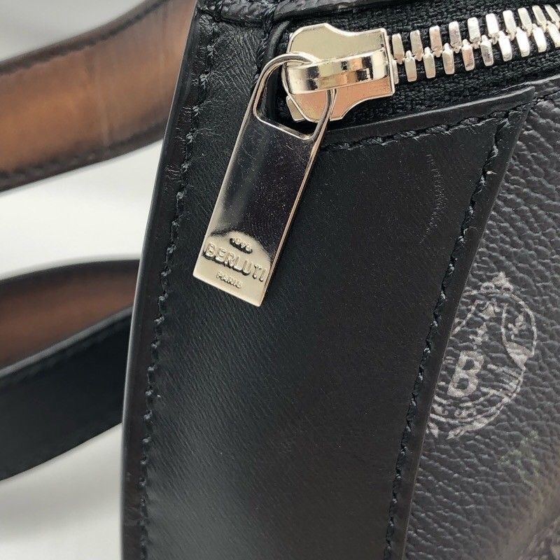 ベルルッティ Berluti エクスプローラーボディバッグ メンズ ボディ  