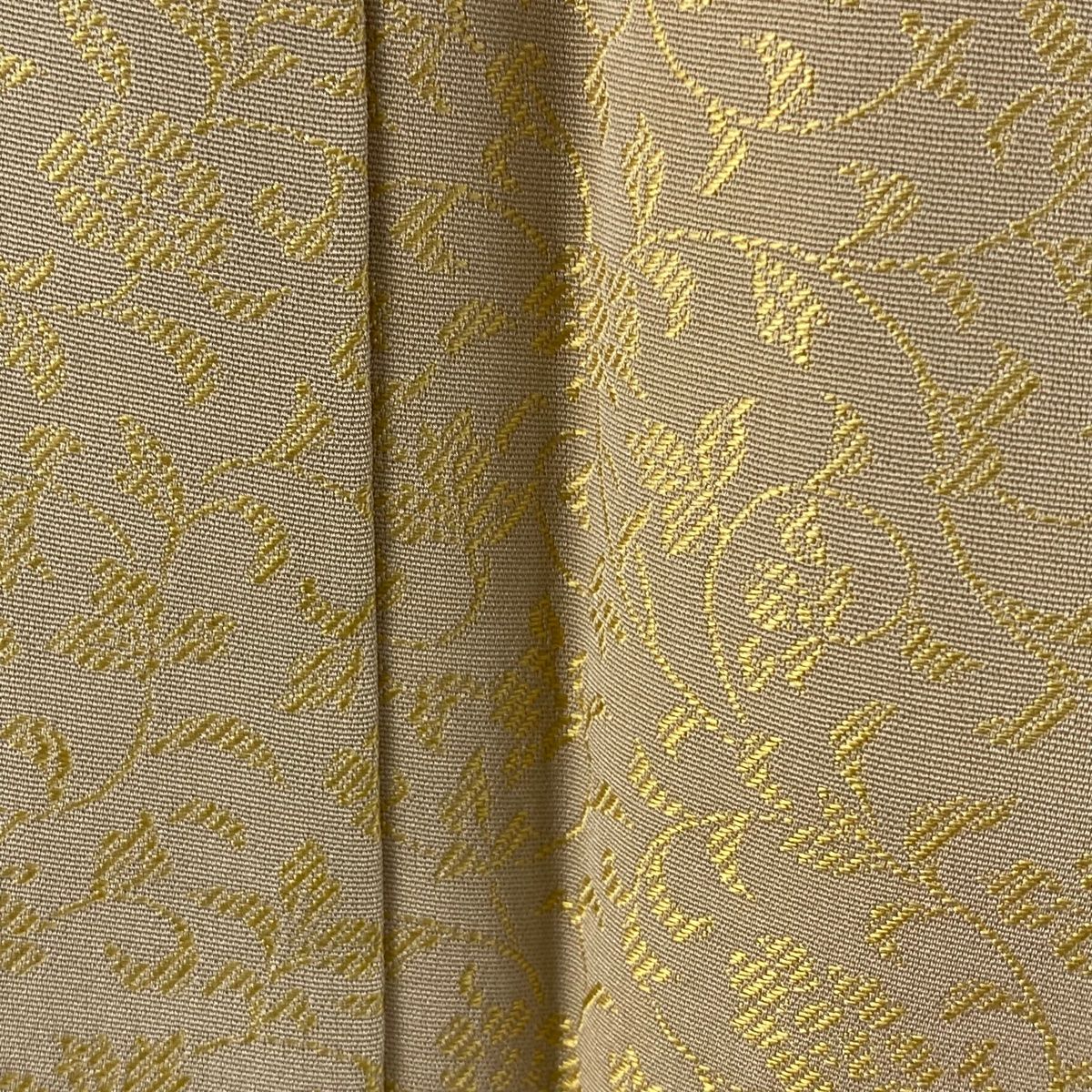 配送商品は通常配送無料。 お召 身丈161.5cm 裄丈68cm L 袷 花唐草 薄茶色 正絹 一つ紋