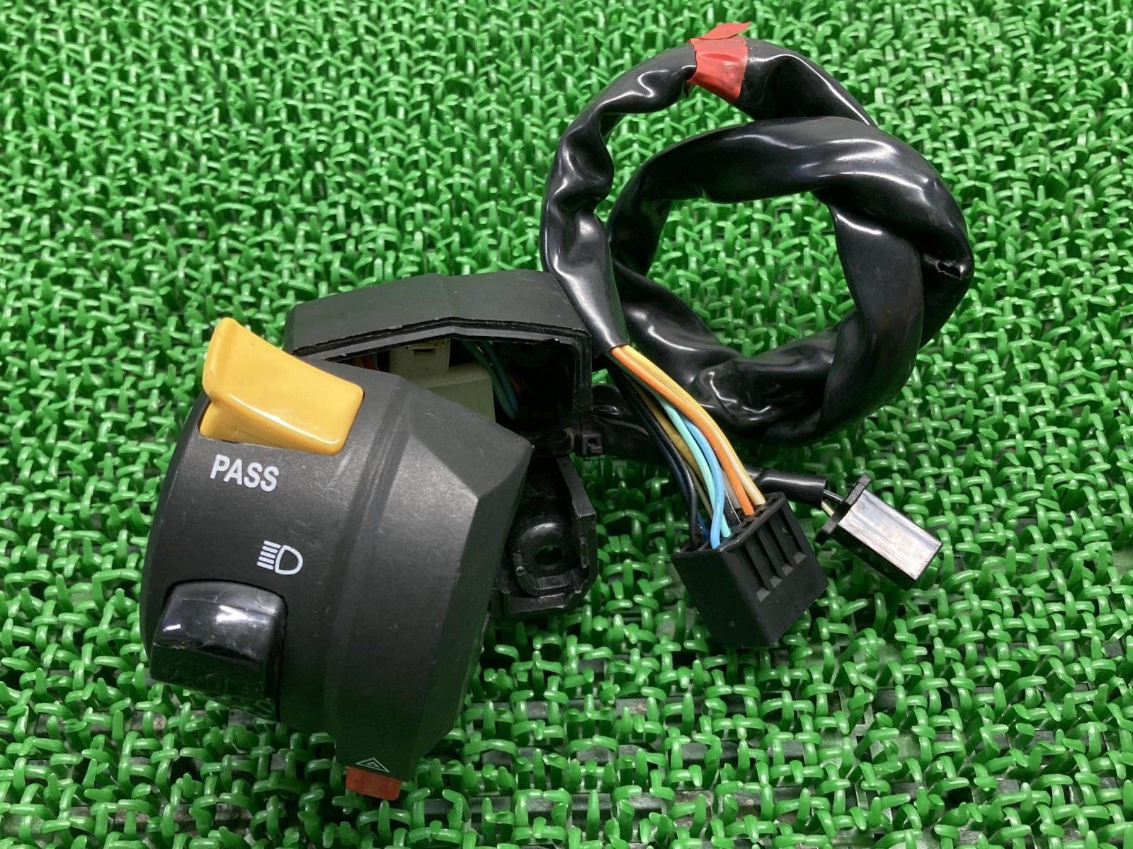 GSX1300Rハヤブサ ハンドルスイッチ 左 スズキ 純正 バイク 部品 GX72A HAYABUSA 隼 スイッチボックス 割れ欠け無し 品薄 yW