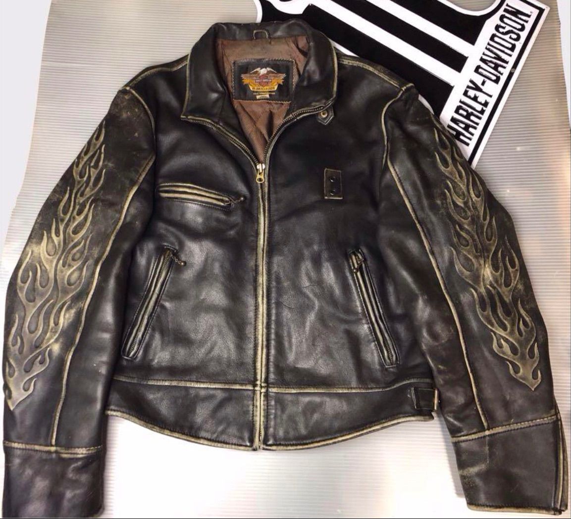 HARLEY DAVIDSON ハーレーダビッドソン 【稀少モデル！入手困難】極美品 ハーレーダビッドソン ライダースジャケット革LM  背面大型立体ロゴと両袖のファイヤーパターンの立体エンボスは最高にクールです！ダメージ加工が更に雰囲気を演出！ 稀少モデル！☆ - メルカリ