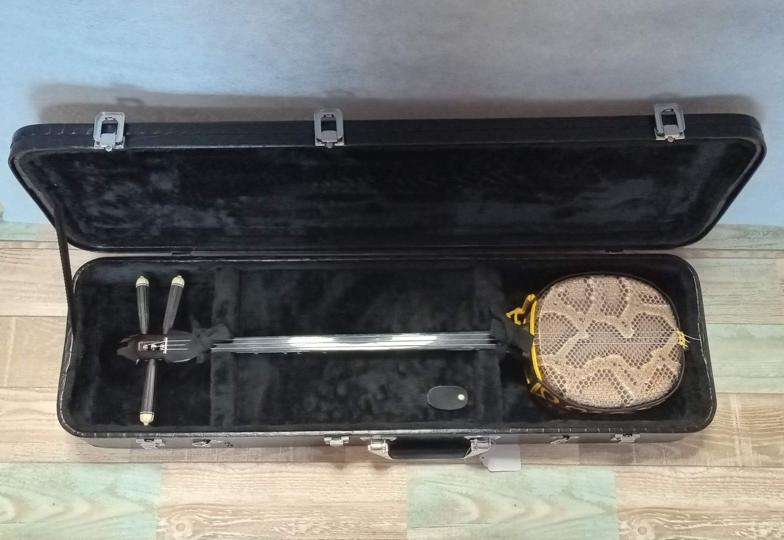 ジャンク】沖縄三線 本皮 蛇皮 沖縄三味線 和楽器 弦楽器 バチ付き