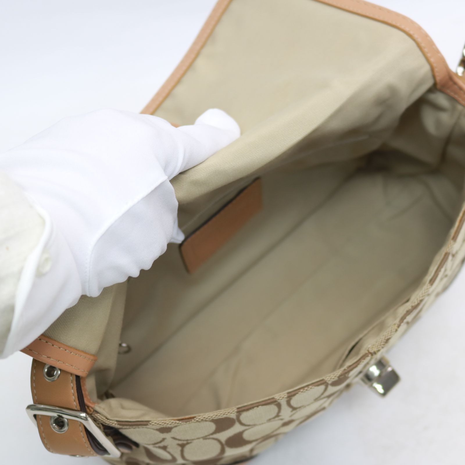 057)【美品】COACH コーチ ハンプトンズ シグネチャーフラップ 