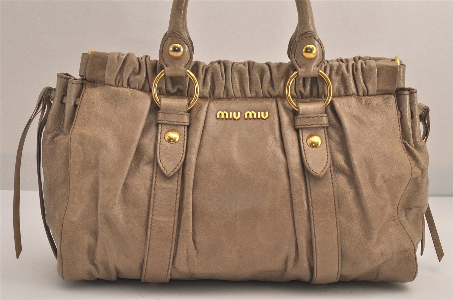 miumiuのベージュ革バッグ miu miu ベージュ レザー ショルダーバッグ