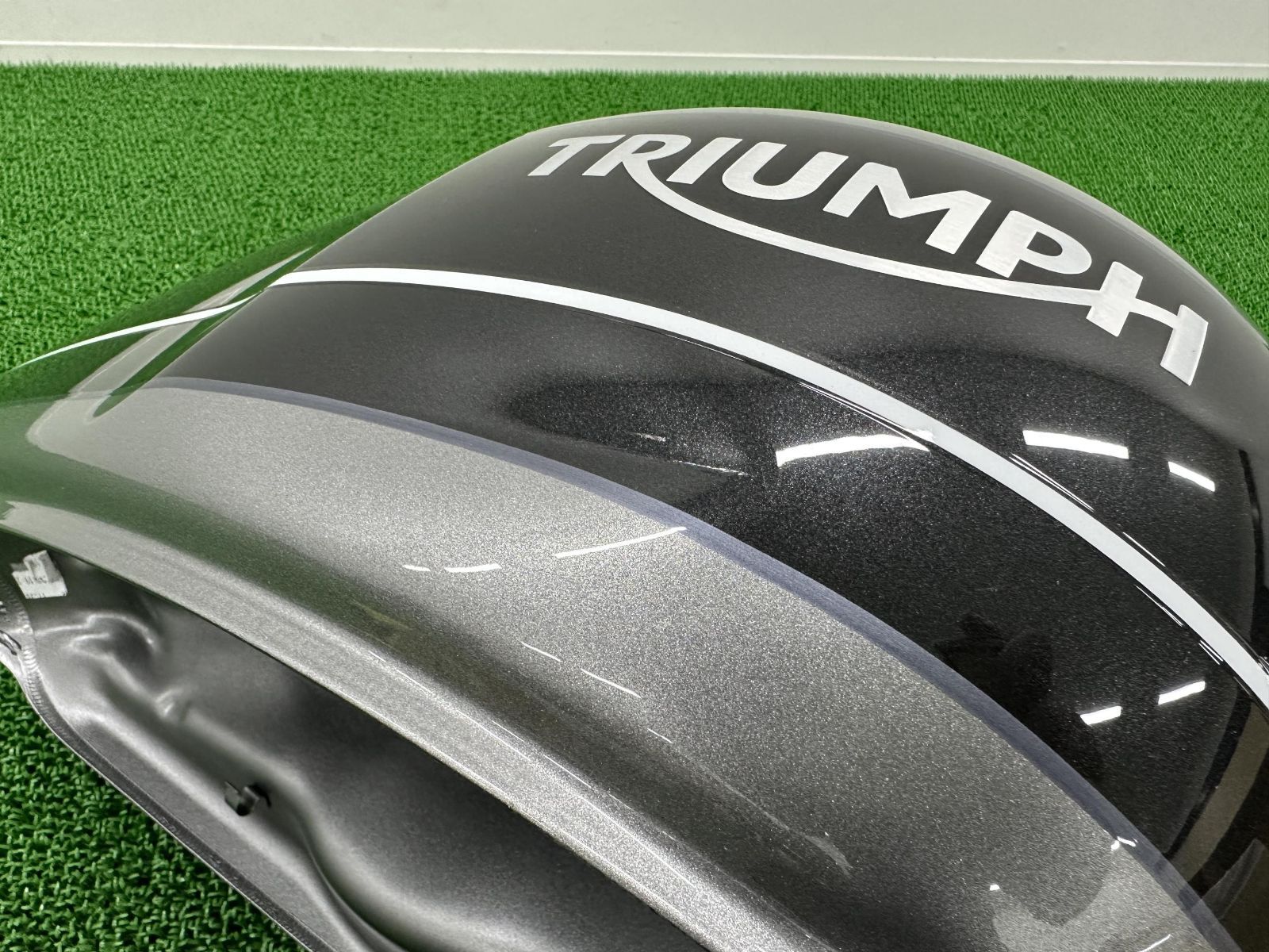 スピードツイン1200 タンク 銀/黒 トライアンフ(TRIUMPH) 純正 中古