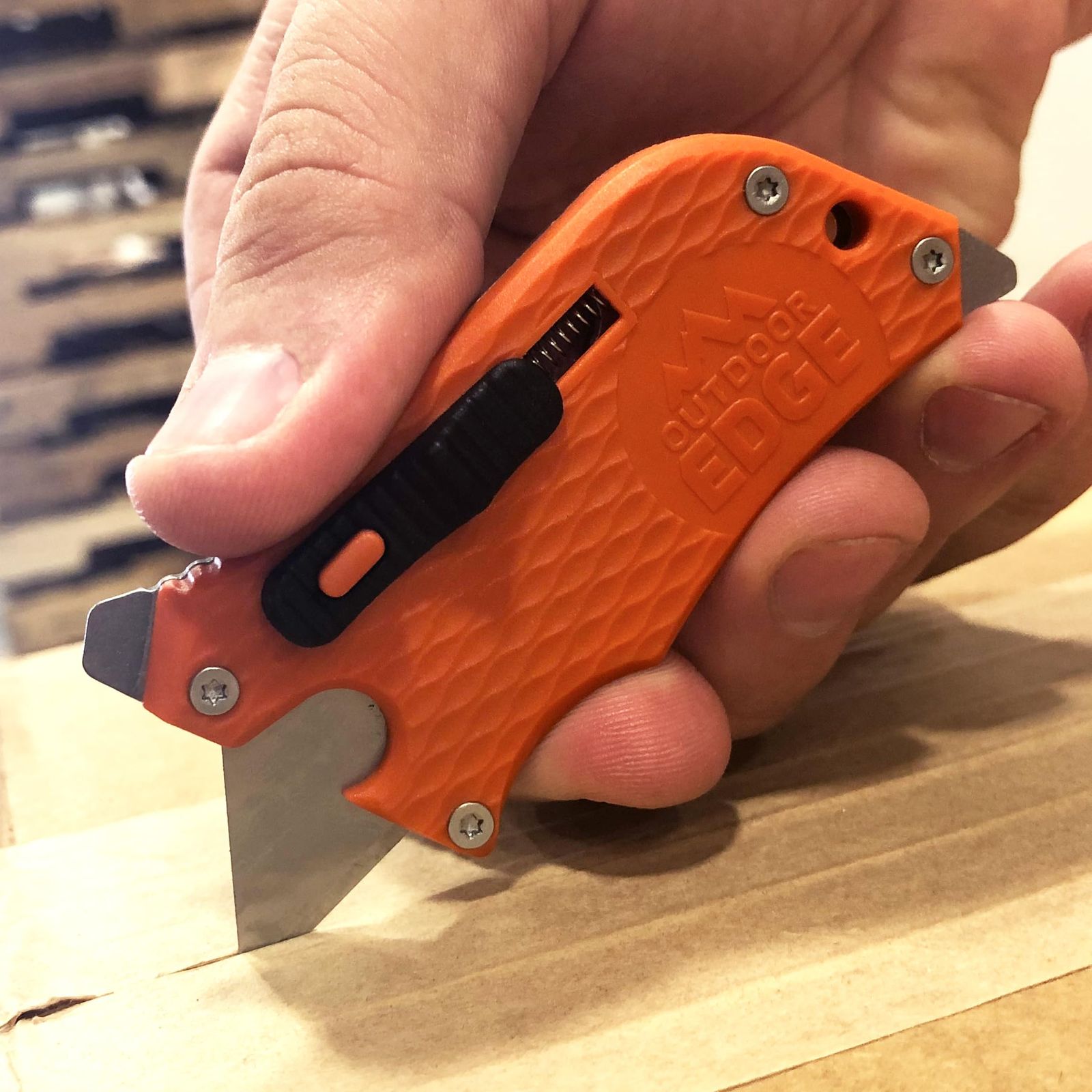 Outdoor Edge SlideWinder ユーティリティナイフ マルチツール 標準交換可能カミソリ刃 スクリュードライバー プライバー ボトルオープナー ポケットクリップ付き ロック式自動格納式ブレード付き (オレンジ) [オレンジ]