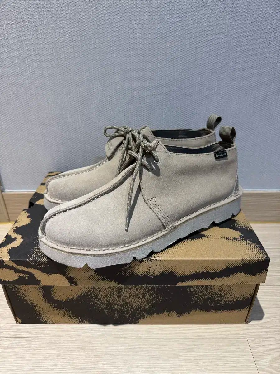 クラークス デザートブーツ ゴアテックス サンド